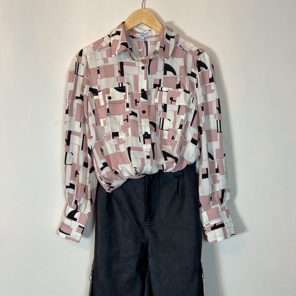𝅺geo print 2- pocket button down - Picture 8 of 9